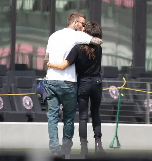  小贝夫妇球场拥吻似初恋,布鲁克林与罗密欧各自带女友画面温馨