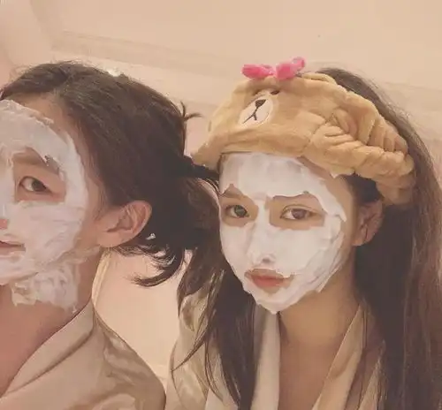 美妆博主李嫣再次上线,13岁就开始与闺蜜敷面膜,活得好精致