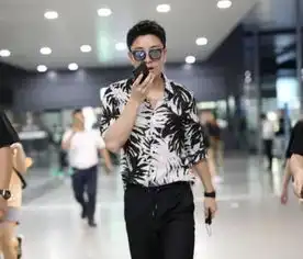  贾乃亮现身秒变霸道总裁,手上百万情侣表疑似与李小璐复合