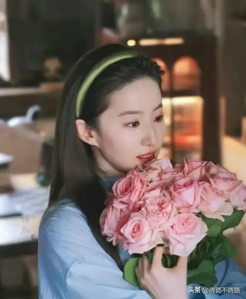  脸上有这3种特征的女人,年纪越大越吃香不仅抗老还特气质