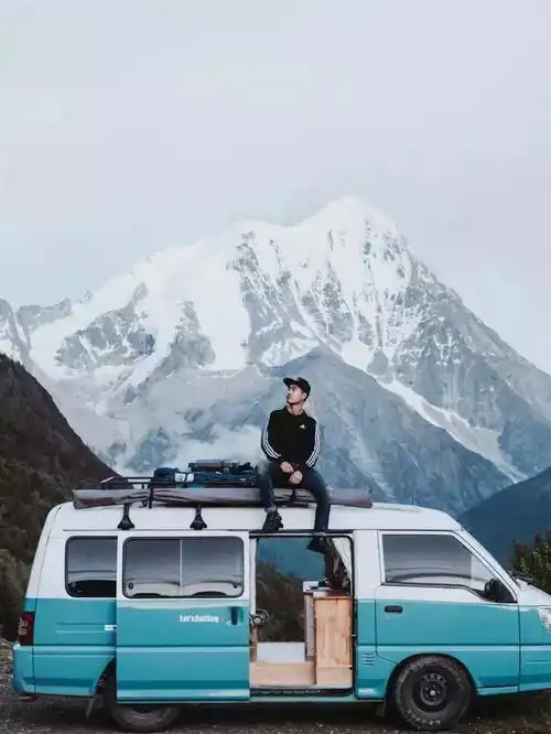  小情侣把家装进4㎡房车,7个月环游半个中国,超浪漫