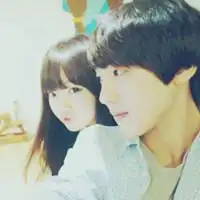  两个重叠的身影若即若离