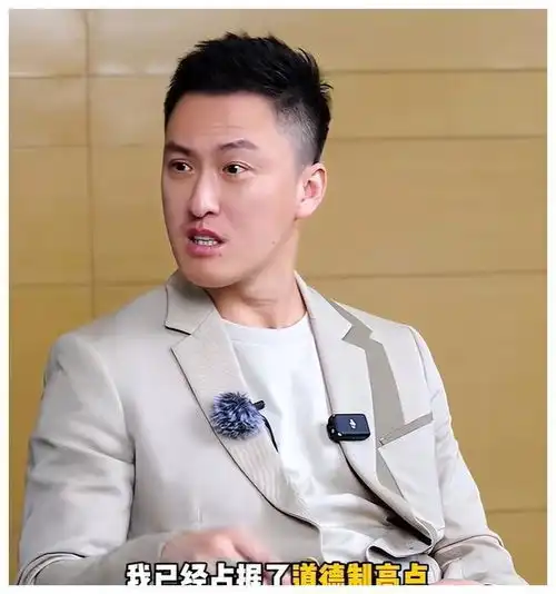  许君聪看向佐,发现冷幽默,网友赞刘海柱格局大贾玲成龙周星驰演艺事业网易订阅