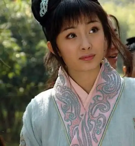  杨幂片场和某男子穿情侣装,疑似有了新恋情