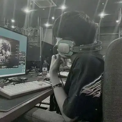  抖音情侣头像一左一右高低调独唱反调