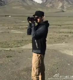  伤心胡歌蓄络腮胡独自一人显落寞