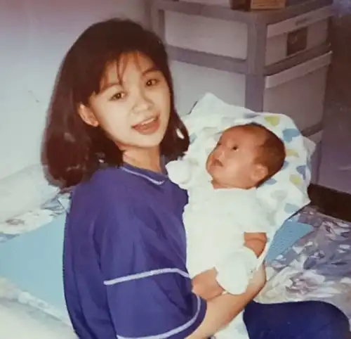  逆天53岁华人辣妈酷似大s与儿逛街被当成情侣把老公熬成老爸网友全跪了