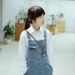 谁知道这个女生穿的衣服是什么牌子的,哪里有卖的啊