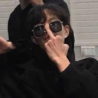  男生带墨镜头像