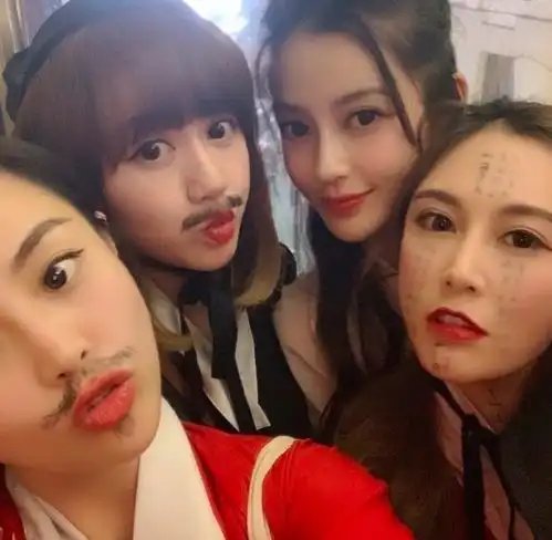黄晓明拼命工作,杨颖老公拍照饥饿仍坚持,人群中啃苹果不顾形象
