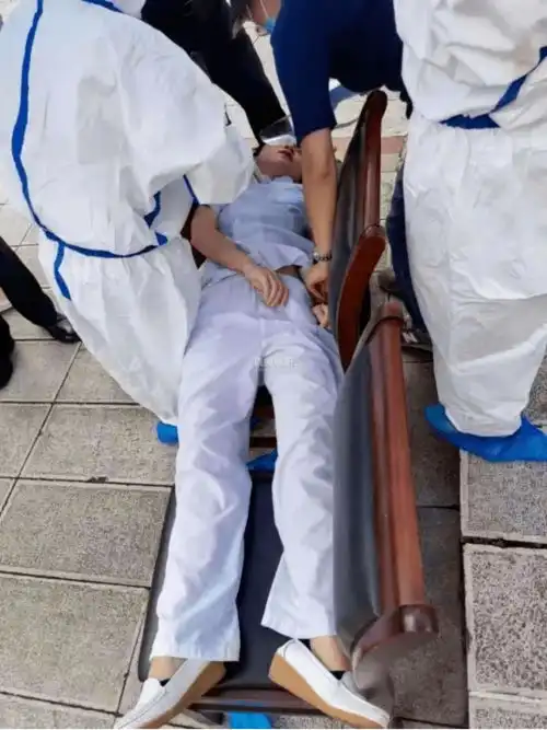 致敬中国医师节铭记最美抗疫瞬间