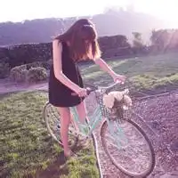  背书包骑自行车头像女生背书包背影头像