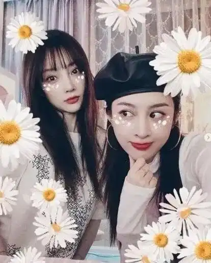 李小璐晒和闺蜜亲密合影,遭吐槽网红风太浓,网友好像双胞胎