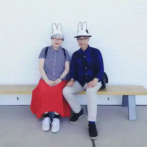  高级狗粮日本有对60岁的夫妇,穿了37年情侣装,恩爱秀遍全世界