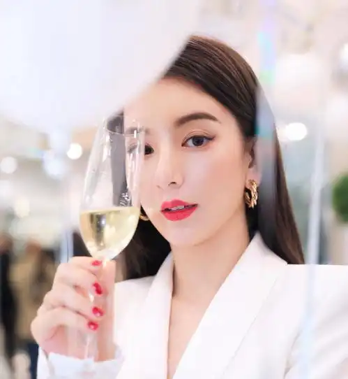 郭富城晒中秋全家福一家四口手牵手,小女儿身高已超过姐姐肩膀