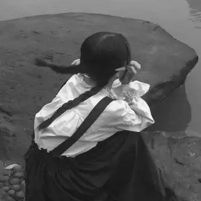  伤感黑白女生头像,女生伤感心碎的头像黑白图片