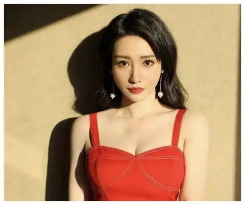  柳岩为了秀身材真卖力,拍婚纱写真也不忘高开叉,妩媚又撩人