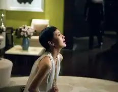 小时代华美谢幕戏里闺蜜互撕戏外衣品继续pk