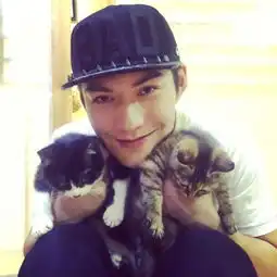  杜若溪大晒萌猫小情人白色情人节夫妇互动频