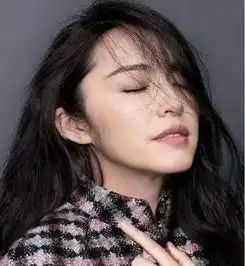  都整的判若两人了,还死犟发声明说纯天然,网友又不是看不见