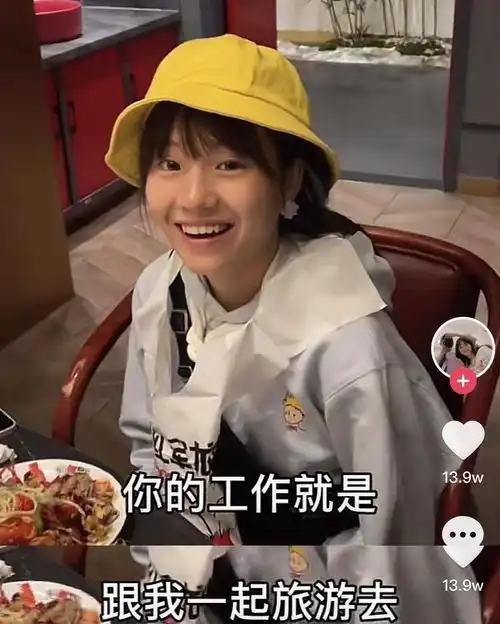  小鱼海棠现身高校,与摄影师染同款发色穿情侣衣,真人比他拍好看