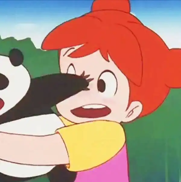  红色短发的小女孩抱着熊猫请问这部动漫叫做什么