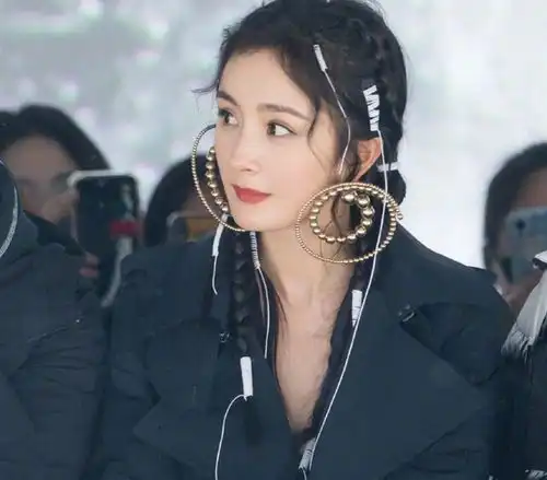  杨幂要转型综艺咖一连官宣三个新综艺,粉丝都坐不住了