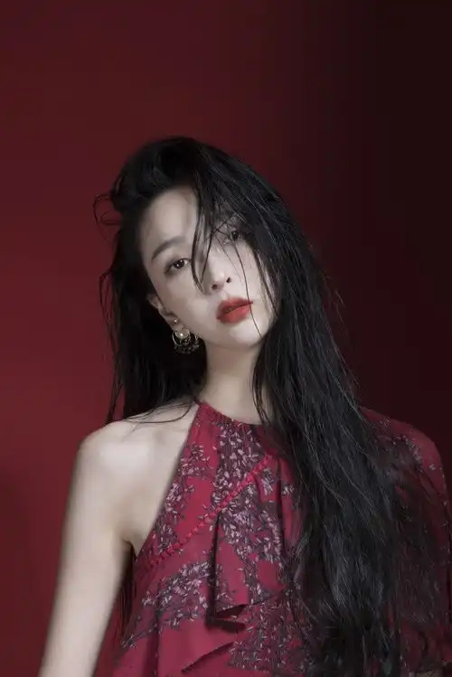  邱诗媛一袭红色不规则印花连衣裙性感妩媚,一头湿发格外撩人