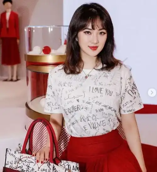  又一星二代出道,李咏女儿将进军娱乐圈,网友又一个走后门的