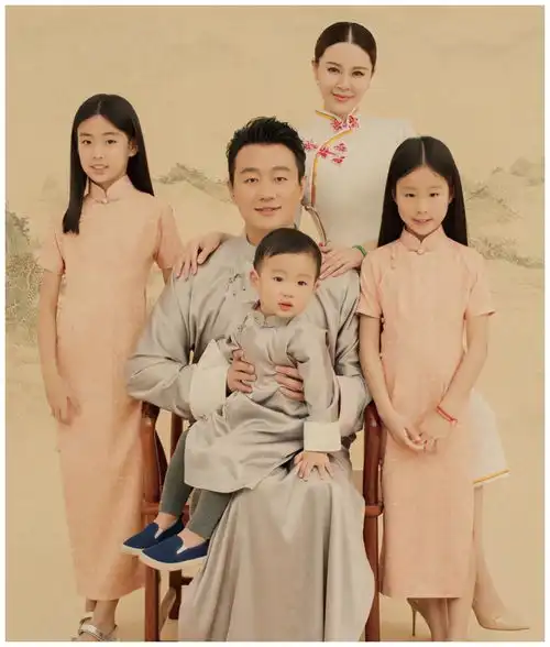  佟大为晒民国风一家五口全家福,被网友质疑一看就是重男轻女