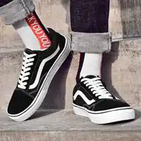  穿着万斯鞋的男生头像