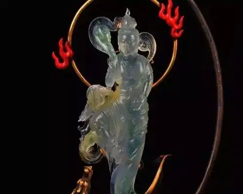  常出精品的大马坎翡翠原石开出点点飘花,雕刻艺术发挥得淋漓尽致