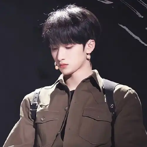  严浩翔头像背景图