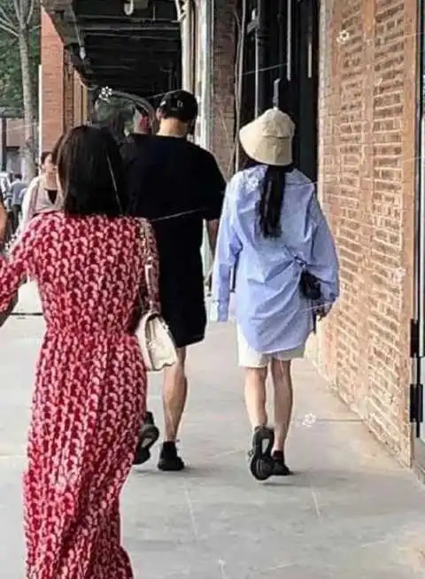  杨幂魏大勋已同居穿情侣装现身停车场,前后脚离开刻意避嫌