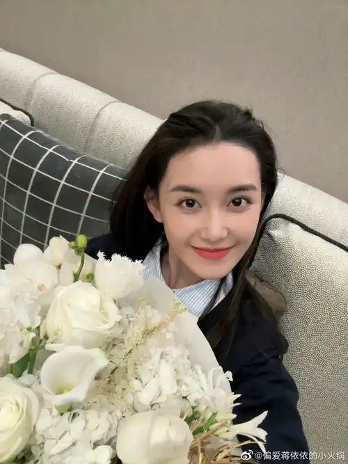  刘亦菲捧花头像爆火,张婧仪陆婷玉蒋依依女明星同款图太养眼