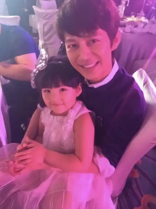  他是所有女生羡慕的对象,容颜20年不变,49岁同框00后像同龄人