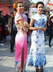 外国人身穿中国旗袍,网友这感觉很有违和感啊