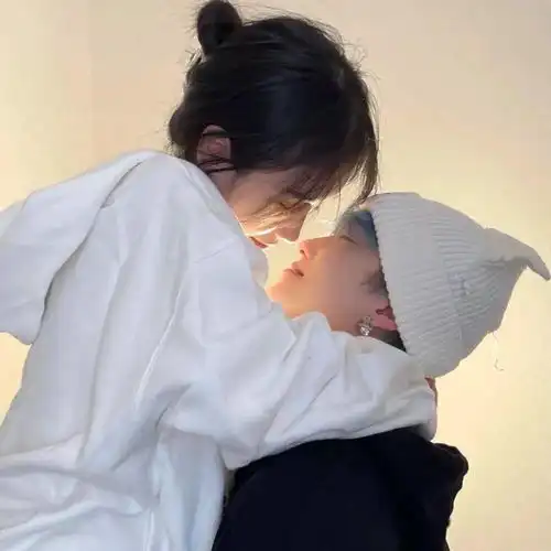  男人爱你,就会在亲密时候,用这3个小动作,告诉你