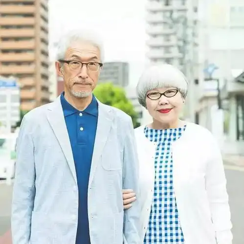  六旬夫妻结婚39年,每天都穿情侣装,这才是最甜的狗粮啊