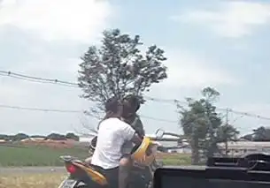  巴西男飚摩托边与女友热吻拥挤公路睁一只眼看路