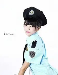  女模微博发爆乳照自称改行当警花天天陪领导组图