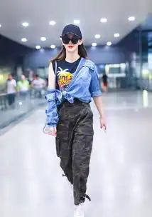  戚薇霸气出行,穿牛仔衫半露性感香肩,烈焰红唇白到发光