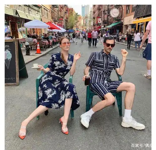  法国时尚达人,演绎奇特情侣装,高级又时髦,不撞衫系列,稳了