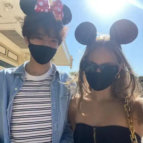  张智霖15岁儿子晒照,与金发美女同游迪士尼,贴身合影引热议