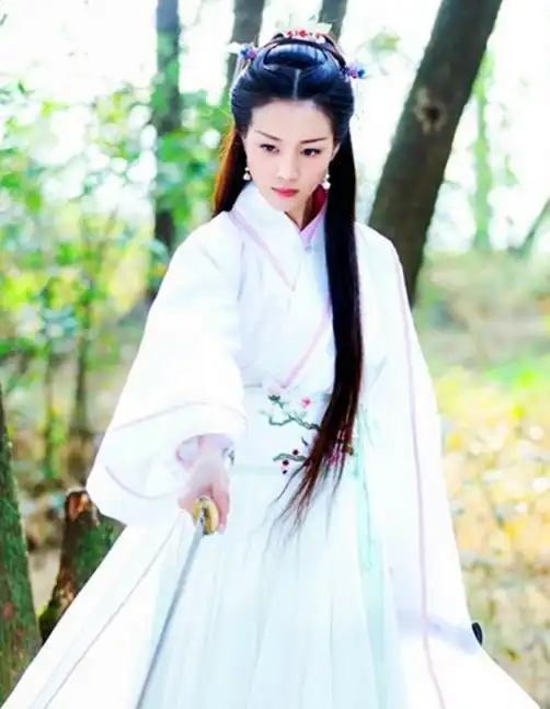 热巴闺蜜,杨幂咋捧她都不红,原来都是发型惹的祸