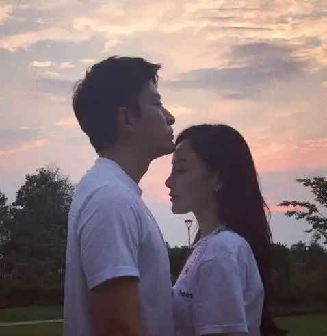  李易峰庆七夕的方式特别却令人心酸,佟丽娅虽独自出镜却让人放心