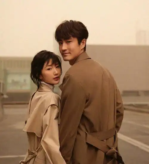  毛晓彤杨玏再拍情侣照,女方发文就这样,在你身边,一年又一年