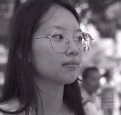  情侣接受采访,女孩刚回答完,直接被男友抛弃网友自作自受