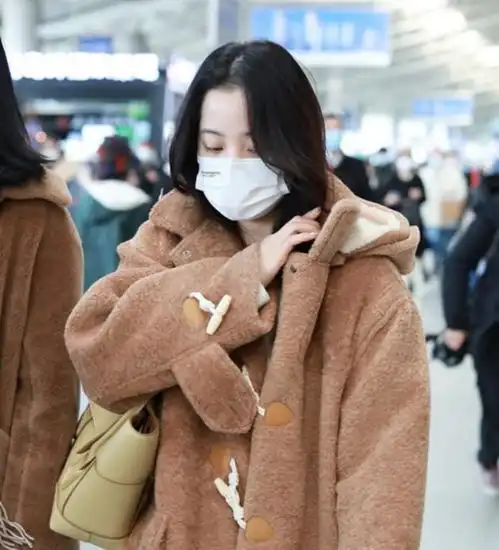  欧阳娜娜素颜也好可,穿宽松睡衣风外套看起来又无辜又可爱,美炸