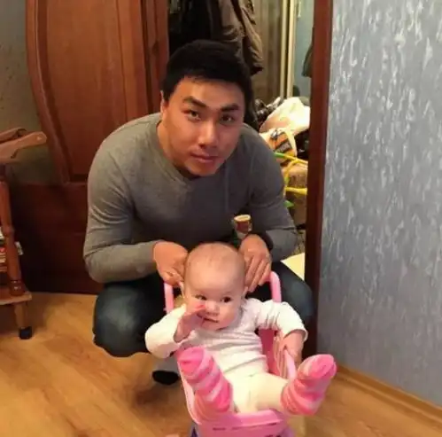  中国小伙高考320分选择出国,娶18岁乌克兰美女,住3000平豪宅